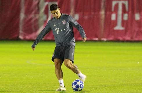 James Rodriguez am Ball Fussball FC Bayern München. Abschlußtraining vor dem CL-Spiel gegen AEK Athens FC 06.11.2018 DFL UND DFB REGULATIONS PROHIBIT ANY USE OF PHOTOGRAPHS AS IMAGE SEQUENCES AND OR QUASI-VIDEO.