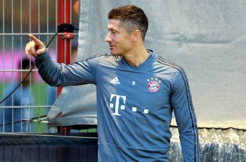 Robert Lewandowski gestikuliert Fussball FC Bayern München. Abschlußtraining vor dem CL-Spiel gegen AEK Athens FC 06.11.2018 DFL UND DFB REGULATIONS PROHIBIT ANY USE OF PHOTOGRAPHS AS IMAGE SEQUENCES AND OR QUASI-VIDEO.