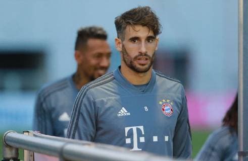 Javi Martinez und Jerome Boateng Fussball FC Bayern München. Abschlußtraining vor dem CL-Spiel gegen AEK Athens FC 06.11.2018 DFL UND DFB REGULATIONS PROHIBIT ANY USE OF PHOTOGRAPHS AS IMAGE SEQUENCES AND OR QUASI-VIDEO.