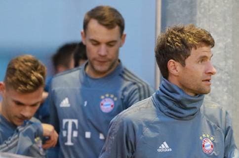 Sport Bilder des Tages Thomas Mueller (re.) mit Manuel Neuer und Joshua Kimmich auf dem Weg zum Training Fussball FC Bayern München. Abschlußtraining vor dem CL-Spiel gegen AEK Athens FC 06.11.2018 DFL UND DFB REGULATIONS PROHIBIT ANY USE OF PHOTOGRAPHS AS IMAGE SEQUENCES AND OR QUASI-VIDEO.