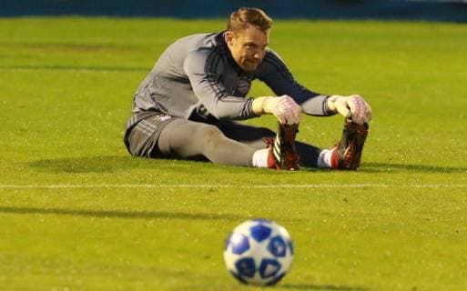 Manuel Neuer dehnt sich Fussball FC Bayern München. Abschlußtraining vor dem CL-Spiel gegen AEK Athens FC 06.11.2018 DFL UND DFB REGULATIONS PROHIBIT ANY USE OF PHOTOGRAPHS AS IMAGE SEQUENCES AND OR QUASI-VIDEO.