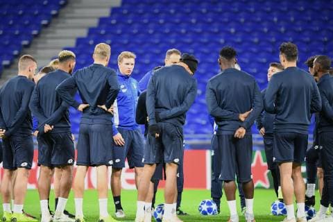 06.11.2018, xmeix, Fussball UEFA Champions League, Pressekonferenz Abschlusstraining Olympique Lyon - TSG 1899 Hoffenheim, emspor, v.l. Hoffenheims Trainer Julian Nagelsmann (TSG 1899 Hoffenheim) im Kreis der Spieler DFL DFB REGULATIONS PROHIBIT ANY USE OF PHOTOGRAPHS as IMAGE SEQUENCES and or QUASI-VIDEO Lyon