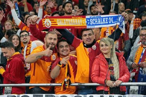 06.11.2018, xovx, Fussball UEFA Champions League, FC Schalke 04 - Galatasaray Istanbul emspor, Fans von Galatasaray Istanbul, Aktion . (DFL DFB REGULATIONS PROHIBIT ANY USE OF PHOTOGRAPHS as IMAGE SEQUENCES and or QUASI-VIDEO) Gelsenkirchen