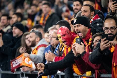 06.11.2018, xkvx, Fussball UEFA Champions League, FC Schalke 04 - Galatasaray Istanbul emspor, v.l. Galatasaray Istanbul Fans Fahnen Gesang Schal Stimmung (DFL DFB REGULATIONS PROHIBIT ANY USE OF PHOTOGRAPHS as IMAGE SEQUENCES and or QUASI-VIDEO) Gelsenkirchen