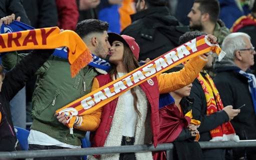 06.11.2018, xovx, Fussball UEFA Champions League, FC Schalke 04 - Galatasaray Istanbul emspor, Fans von Galatasaray Istanbul, Aktion . (DFL DFB REGULATIONS PROHIBIT ANY USE OF PHOTOGRAPHS as IMAGE SEQUENCES and or QUASI-VIDEO) Gelsenkirchen