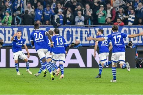 GER, CL, FC Schalke 04 vs Galatasaray Istanbul 06.11.2018, Veltins-Arena, Gelsenkirchen, GER, CL, FC Schalke 04 vs Galatasaray Istanbul, DFL regulations prohibit any use of photographs as image sequences and or quasi-video im Bild die Mannschaft von Schalke jubelt nach dem Tor zum 1:0 Torschuetze Guido Burgstaller ( 19, FC Schalke 04)
