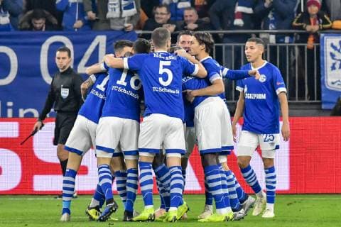 GER, CL, FC Schalke 04 vs Galatasaray Istanbul 06.11.2018, Veltins-Arena, Gelsenkirchen, GER, CL, FC Schalke 04 vs Galatasaray Istanbul, DFL regulations prohibit any use of photographs as image sequences and or quasi-video im Bild die Mannschaft von Schalke jubelt nach dem Tor zum 1:0 Torschuetze Guido Burgstaller ( 19, FC Schalke 04)