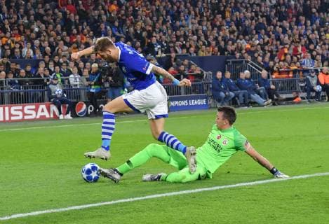 06.11.2018, Fussball, UEFA Champions League, Saison 2018 2019, Vorrunde, 4. Spieltag, FC Schalke 04 - Galatasaray Istanbul, Guido Burgstaller (Schalke 04), li., setzt sich gegen Fernando Muslera (Galatasaray Istanbul) durch und erzielt das Tor zum 1:0