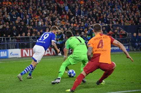 06.11.2018, Fussball, UEFA Champions League, Saison 2018 2019, Vorrunde, 4. Spieltag, FC Schalke 04 - Galatasaray Istanbul, Guido Burgstaller (Schalke 04), li., setzt sich gegen Fernando Muslera (Galatasaray Istanbul) durch und erzielt das Tor zum 1:0