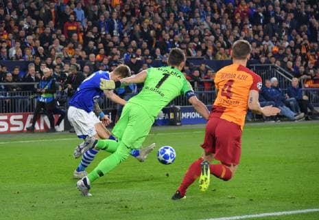 06.11.2018, Fussball, UEFA Champions League, Saison 2018 2019, Vorrunde, 4. Spieltag, FC Schalke 04 - Galatasaray Istanbul, Guido Burgstaller (Schalke 04), li., setzt sich gegen Fernando Muslera (Galatasaray Istanbul) durch und erzielt das Tor zum 1:0