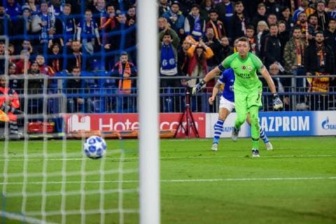 Guido Burgstaller (FC Schalke 04 19 - verdeckt) mit dem Fuehrungs Tor zum 1:0 gegen Torwart Fernando Muslera (Galatasary Istanbul 1) und Serdar Aziz (Galatasary Istanbul 4) beim Champions League Spiel zwischen dem FC Schalke 04 und Galatasaray Istanbul am 06.11.2018, FC Schalke 04 vs Galatasaray Istanbul, Champions League Gruppenphase, 06.11.2018 Gelsenkirchen Copyright: xSchuelerx xEibnerx-xPressefotox EP_EER