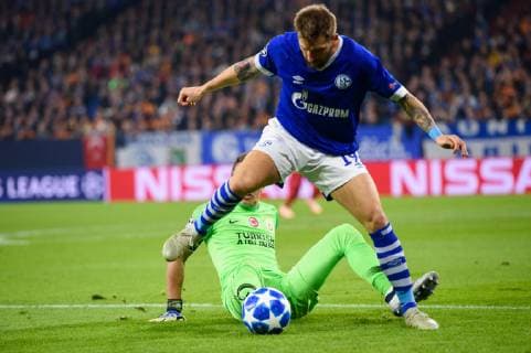 GER, UEFA Champions League, Gruppenphase, Gruppe D, FC Schalke 04 vs. Galatasaray Istanbul 06.11.2018, VELTINS Arena, Gelsenkirchen, Deutschland, GER, UEFA Champions League, Gruppenphase, Gruppe D, FC Schalke 04 vs. Galatasaray Istanbul DFL REGULATIONS PROHIBIT ANY USE OF PHOTOGRAPHS AS IMAGE SEQUENCES AND OR QUASI-VIDEO. im Bild Guido Burgstaller ( 19 Schalke) spielt Fernando Muslera ( 1 Istanbul) vor 1-0 aus