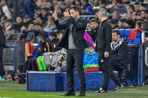 GER, CL, FC Schalke 04 vs Galatasaray Istanbul 06.11.2018, Veltins-Arena, Gelsenkirchen, GER, CL, FC Schalke 04 vs Galatasaray Istanbul, DFL regulations prohibit any use of photographs as image sequences and or quasi-video im Bild Domenico Tedesco (FC Schalke 04) Gestik Geste gestikuliert