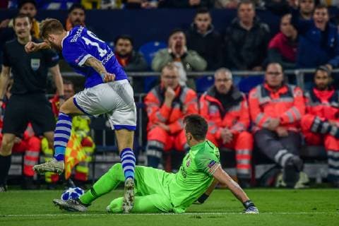 Gelsenkirchen, Germany 06.11.2018, UEFA Champions League - 2018 19 Season, Rueckrunde, Gruppenphase - Gruppe D - 4. Spieltag, FC Schalke 04 - Galatasaray Istanbul, Guido Burgstaller (FC Schalke 04) und Fernando Muslera (Galatasaray Istanbul) im zweikampf, battle for the ball ( DeFodi520