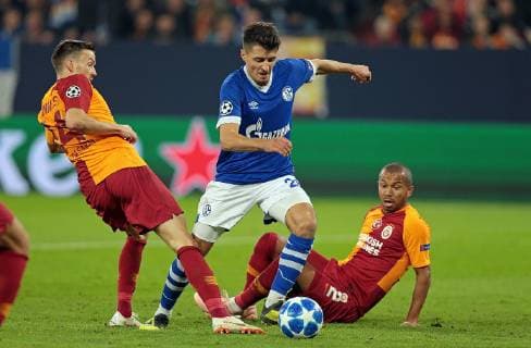 06.11.2018, xovx, Fussball UEFA Champions League, FC Schalke 04 - Galatasaray Istanbul emspor, v.l. Serdar Aziz (Galatasaray Istanbul), Alessandrod Schoepf (FC Schalke 04), Mariano (Galatasaray Istanbul), Aktion . (DFL DFB REGULATIONS PROHIBIT ANY USE OF PHOTOGRAPHS as IMAGE SEQUENCES and or QUASI-VIDEO) Gelsenkirchen