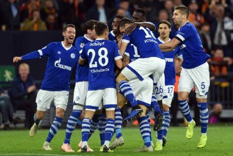 Championsleague: FC Schalke 04 - Galatasaray Istanbul 06.11.2018. Jubel der Schalker nach dem 1:0. V.l: Uth, Rudy (halb verd.) Schöpf, Torschütze Burgstaler, der von Caligiuri umarmt wird und Nastasic. Hinten: Embolo, Sane und Stambouli. DFL REGULATIONS PROHIBIT ANY USE OF PHOTOGRAPHS AS IMAGE SEQUENCES AND OR QUASI-VIDEO