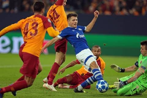 06.11.2018, xovx, Fussball UEFA Champions League, FC Schalke 04 - Galatasaray Istanbul emspor, v.l. Ozan Kabak (Galatasaray Istanbul), Serdar Aziz (Galatasaray Istanbul), Alessandrod Schoepf (FC Schalke 04), Mariano (Galatasaray Istanbul), Fernando Muslera (Galatasaray Istanbul), Aktion . (DFL DFB REGULATIONS PROHIBIT ANY USE OF PHOTOGRAPHS as IMAGE SEQUENCES and or QUASI-VIDEO) Gelsenkirchen