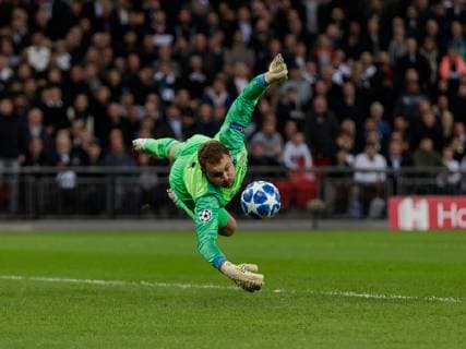 Sport Bilder des Tages Football - 2017 2018 UEFA Champions League - Group B: Tottenham Hotspur vs. PSV Eindhoven Jeroen Zoet (PSV Eindhoven) in inspired form saves from Dele Alli (Tottenham FC) at Wembley Stadium. COLORSPORT DANIEL BEARHAM  csp_tot_psv_061118_