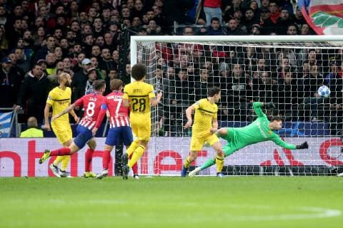 Saul Niguez ( Atletico Madrid 8 ) erzielt das 1:0 gegen Roman Buerki ( Borussia Dortmund 1 ), Atletico Madrid vs. Borussia Dortmund, Fussball, Champions League Gruppenphase, 06.11.2018 Atletico Madrid vs. Borussia Dortmund, Fussball, Champions League Gruppenphase, 06.11.2018 Madrid Copyright: xLanger Eibner-Pressefotox EP_HLR