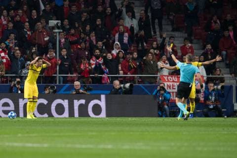 Fußball Champions League Gruppenphase 4. Spieltag Atletico Madrid - Borussia Dortmund am 06.11.2018 im Wanda Metropolitano in Madrid Gelbe Karte für Jadon Sancho ( Dortmund ) DFL Regulations prohibit any use of photographs as image sequences and or quasi video.