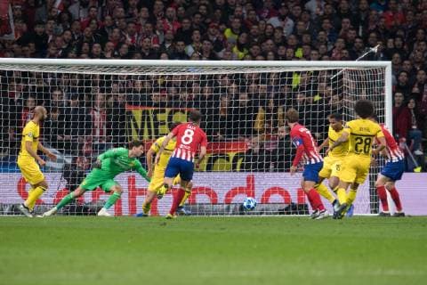 Fußball Champions League Gruppenphase 4. Spieltag Atletico Madrid - Borussia Dortmund am 06.11.2018 im Wanda Metropolitano in Madrid Tor zum 1:0 durch Saul Niguez ( Madrid ) DFL Regulations prohibit any use of photographs as image sequences and or quasi video.