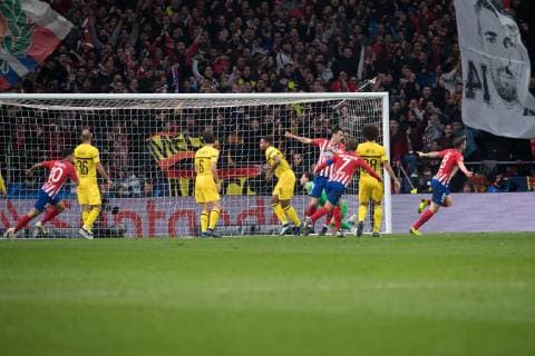 Fußball Champions League Gruppenphase 4. Spieltag Atletico Madrid - Borussia Dortmund am 06.11.2018 im Wanda Metropolitano in Madrid Tor zum 1:0 durch Saul Niguez ( Madrid ) DFL Regulations prohibit any use of photographs as image sequences and or quasi video.