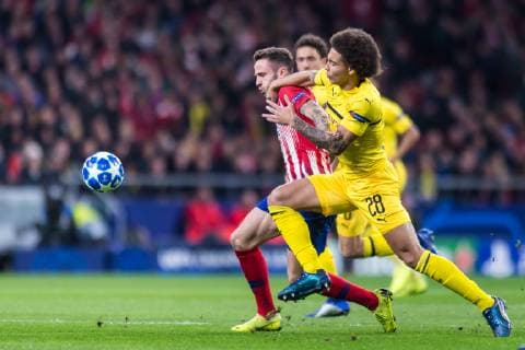 Madrid, Spain, 06.11.2018, UEFA Champions League - 2018 19 Season, rueckrunde, Gruppenphase - Gruppe A - 4. Spieltag, Club Atletico de Madrid - Borussia Dortmund, Saul Niguez (Atletico de Madrid) und Axel Witsel (Borussia Dortmund) im zweikampf, battle for the ball ( DeFodi531