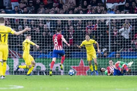 Atletico de Madrid Saul Niguez and Borussia Dortmund Lukasz Piszczek during group stage of UEFA Champions League match between Atletico de Madrid and Borussia Dortmund at Wanda Metropolitano in Madrid, Spain.November 06, 2018.  (5279025)