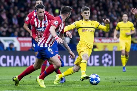 Atletico de Madrid Jose Maria Gimenez and Saul Niguez and Borussia Dortmund Christian Pulisic during group stage of UEFA Champions League match between Atletico de Madrid and Borussia Dortmund at Wanda Metropolitano in Madrid, Spain.November 06, 2018.  (5242020)