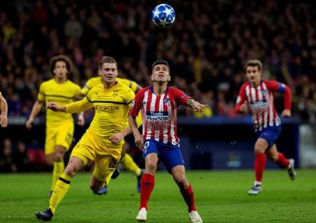 Atletico Madrid s Angel Correa vies for the ball with Borussia Dortmund s Lukasz Piszczek during a UEFA Champions League group A soccer match between Atletico Madrid and Borussia Dormund at Wanda Metropolitano stadium in Madrid, Spain, 6 November 2018. Atletico Madrid vs Borussia Dortmund !ACHTUNG: NUR REDAKTIONELLE NUTZUNG!  Copyright: xRodrigoxJimenezx GRAF3117 20181106-636771382322702991