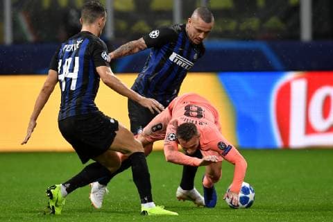 Fußball, CL, Inter Mailand - FC Barcelona Ivan Perisic, Radja Nainggolan of Internazionale and Arthur of Barcelona compete for the ball during the Uefa Champions League 2018 2019 Group B football match between Internazionale and Barcelona in San Siro stadium, Milano, November, 06, 2018 Foto Andrea Staccioli Insidefoto andreaxstaccioli