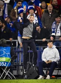 Sport Bilder des Tages Gelsenkirchen, 06.11.2018 Trainer Domenico Tedesco (S04) springt in die Luft FC Schalke 04 - Galatasaray Istanbul