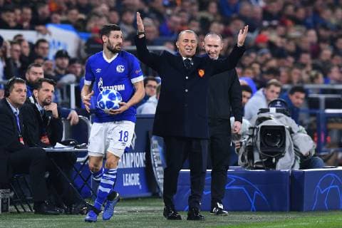 Fußball Champions League Gruppenphase 4. Spieltag FC Schalke 04 - Galatasaray Istanbul am 06.11.2018 in der Veltins Arena in Gelsenkirchen Daniel Caligiuri ( Schalke ), links - Fatih Terim ( Cheftrainer Istanbul ), rechts DFL Regulations prohibit any use of photographs as image sequences and or quasi video.