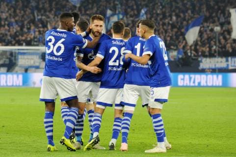Torschuetze Guido Burgstaller ( Schalke 04 ) jubelt nach seinem Treffer zum 1 : 0 im Kreis seiner Kameraden. 06.11.2018, Fussball, Champiosleague, Schalke 04 vs Galatasaray Istanbul DFB REGULATIONS PROHIBIT ANY USE OF PHOTOGRAPHS AS IMAGE SEQUENCES AND OR QUASI-VIDEO 06.11.2018, Fussball, Champiosleague, Schalke 04 vs Galatasaray Istanbul Gelsenkirchen Copyright: xEIBNER ThomasxThienelx EP_TTL