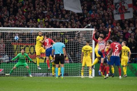 Fußball Champions League Gruppenphase 4. Spieltag Atletico Madrid - Borussia Dortmund am 06.11.2018 im Wanda Metropolitano in Madrid Tor zum 1:0 durch Saul Niguez ( Madrid ) DFL Regulations prohibit any use of photographs as image sequences and or quasi video.