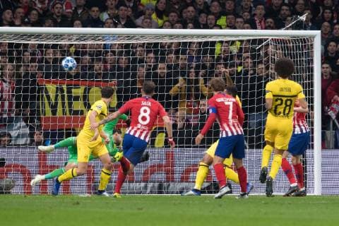 Fußball Champions League Gruppenphase 4. Spieltag Atletico Madrid - Borussia Dortmund am 06.11.2018 im Wanda Metropolitano in Madrid Tor zum 1:0 durch Saul Niguez ( Madrid ) DFL Regulations prohibit any use of photographs as image sequences and or quasi video.
