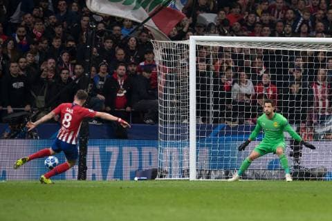 Fußball Champions League Gruppenphase 4. Spieltag Atletico Madrid - Borussia Dortmund am 06.11.2018 im Wanda Metropolitano in Madrid Saul Niguez ( Madrid ), links - Roman Bürki ( Dortmund ), rechts DFL Regulations prohibit any use of photographs as image sequences and or quasi video.