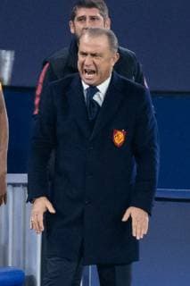 06.11.2018, xkvx, Fussball UEFA Champions League, FC Schalke 04 - Galatasaray Istanbul emspor, v.l. Head Coach Trainer Fatih Terim (Galatasaray Istanbul) gibt Anweisung, gestikuliert, mit den Armen gestikulieren, gives instructions, gesticulate (DFL DFB REGULATIONS PROHIBIT ANY USE OF PHOTOGRAPHS as IMAGE SEQUENCES and or QUASI-VIDEO) Gelsenkirchen