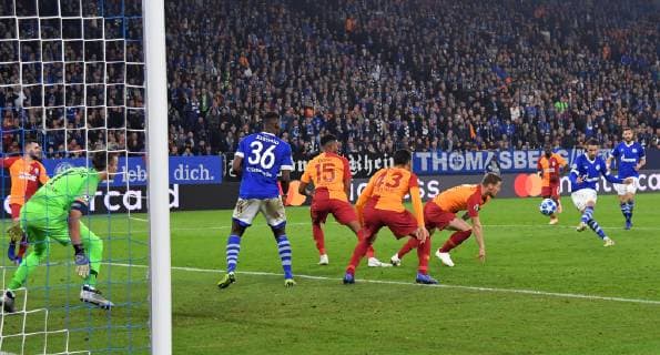 06.11.2018, Fussball, UEFA Champions League, Saison 2018 2019, Vorrunde, 4. Spieltag, FC Schalke 04 - Galatasaray Istanbul, Mark Uth (FC Schalke 04), hinten re., erzielt das Tor zum 2:0