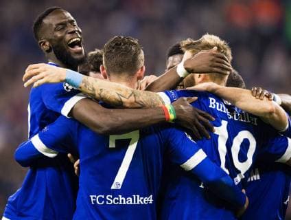 Sport Themen der Woche KW45 Sport Bilder des Tages Gelsenkirchen, 06.11.2018 Torjubel um Mark Uth (S04) - Salif Sane (S04, links) FC Schalke 04 - Galatasaray Istanbul