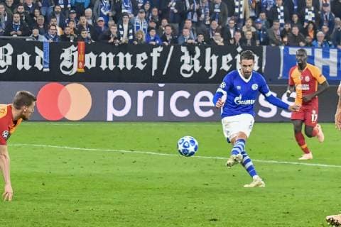 GER, CL, FC Schalke 04 vs Galatasaray Istanbul 06.11.2018, Veltins-Arena, Gelsenkirchen, GER, CL, FC Schalke 04 vs Galatasaray Istanbul, DFL regulations prohibit any use of photographs as image sequences and or quasi-video im Bild Mark Uth ( 7, FC Schalke 04) macht das Tor zum 2:0