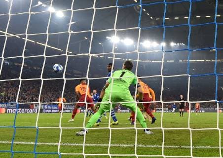 06.11.2018, Fussball, UEFA Champions League, Saison 2018 2019, Vorrunde, 4. Spieltag, FC Schalke 04 - Galatasaray Istanbul, Mark Uth (FC Schalke 04), hinten mitte, erzielt das Tor zum 2:0