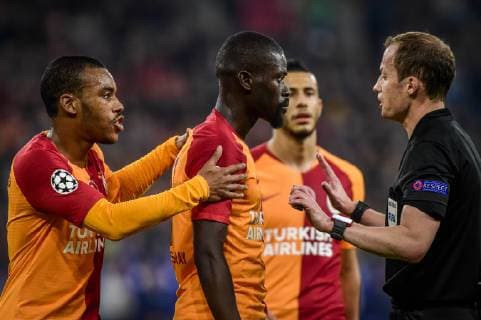 Gelsenkirchen, Germany 06.11.2018, UEFA Champions League - 2018 19 Season, Rueckrunde, Gruppenphase - Gruppe D - 4. Spieltag, FC Schalke 04 - Galatasaray Istanbul, Papa Alioune Ndiaye (Galatasaray Istanbul) und William Collum (ref). Garry Rodrigues (Galatasaray Istanbul) ( DeFodi520