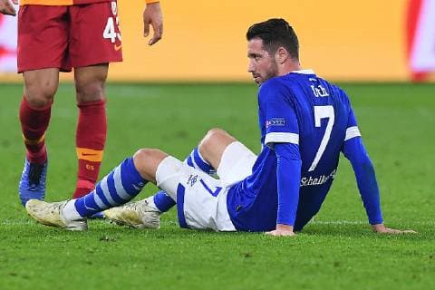 Fußball Champions League Gruppenphase 4. Spieltag FC Schalke 04 - Galatasaray Istanbul am 06.11.2018 in der Veltins Arena in Gelsenkirchen Mark Uth ( Schalke ) verletzt am Boden DFL Regulations prohibit any use of photographs as image sequences and or quasi video.