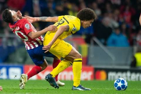 Madrid, Spain, 06.11.2018, UEFA Champions League - 2018 19 Season, rueckrunde, Gruppenphase - Gruppe A - 4. Spieltag, Club Atletico de Madrid - Borussia Dortmund, Angel Correa (Atletico de Madrid) und Axel Witsel (Borussia Dortmund) im zweikampf, battle for the ball ( DeFodi531