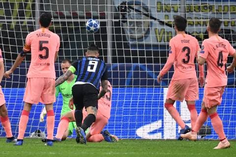 Fußball, CL, Inter Mailand - FC Barcelona Mauro Icardi of Internazionale scores goal of 1-1 during the Uefa Champions League 2018 2019 Group B football match between Internazionale and Barcelona in San Siro stadium, Milano, November, 06, 2018 Foto Andrea Staccioli Insidefoto andreaxstaccioli
