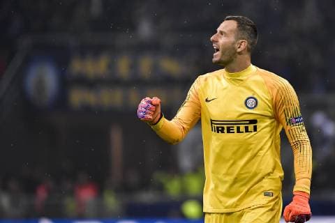 Fußball, CL, Inter Mailand - FC Barcelona Photo LaPresse Marco Alpozzi November 06, 2018 Milano (Italy) soccer Inter FC vs FC Barcellona - Champions League group stage - Group b - Giuseppe Meazza Stadium In the pic: Samir Handanovic (Inter F.C.)celebrating goal  Copyright: xMarcoxAlpozzi LaPresse LaPresse x