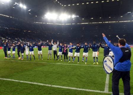 Championsleague: FC Schalke 04 - Galatasaray Istanbul 06.11.2018. Die Schalker Spieler feiern vor dem Fanblock. DFL REGULATIONS PROHIBIT ANY USE OF PHOTOGRAPHS AS IMAGE SEQUENCES AND OR QUASI-VIDEO