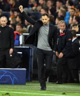 Championsleague: FC Schalke 04 - Galatasaray Istanbul 06.11.2018. Trainer Domenico Tedesco (S04) am Spielfeldrand. DFL REGULATIONS PROHIBIT ANY USE OF PHOTOGRAPHS AS IMAGE SEQUENCES AND OR QUASI-VIDEO