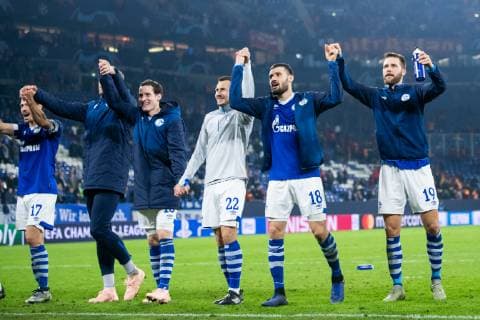 06.11.2018, xkvx, Fussball UEFA Champions League, FC Schalke 04 - Galatasaray Istanbul emspor, v.l. FC Schalke 04 Spieler feiern den Sieg Benjamin Stambouli (S04 - Schalke 04), Sebastian Rudy (S04 - Schalke 04), Steven Skrzybski (S04 - Schalke 04), Daniel Caligiuri (S04 - Schalke 04), Guido Burgstaller (S04 - Schalke 04) (DFL DFB REGULATIONS PROHIBIT ANY USE OF PHOTOGRAPHS as IMAGE SEQUENCES and or QUASI-VIDEO) Gelsenkirchen